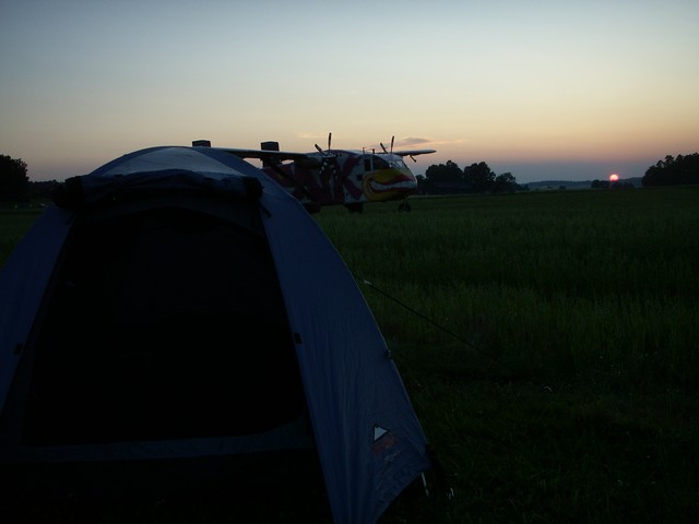 Sonnenuntergang hinter Pink Skyvan