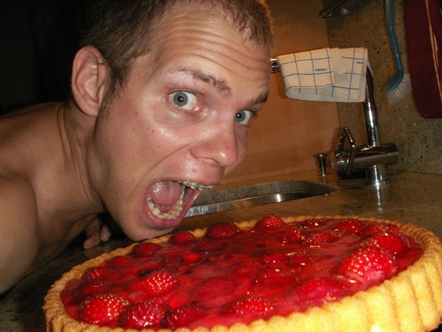 Oliver mit Erdbeer-Vanille-Kuchen